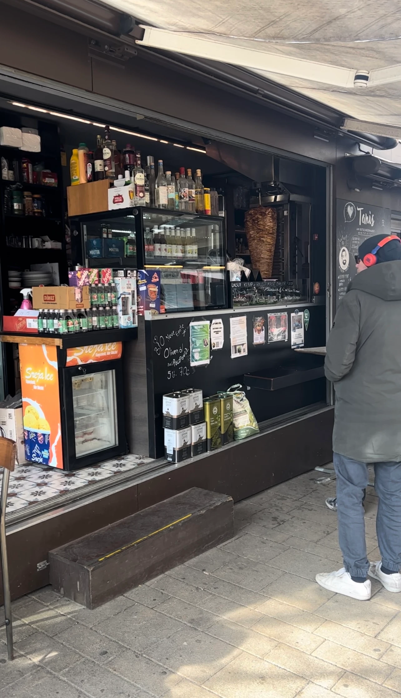 Imbisswagen mit Mann in Warteschlange